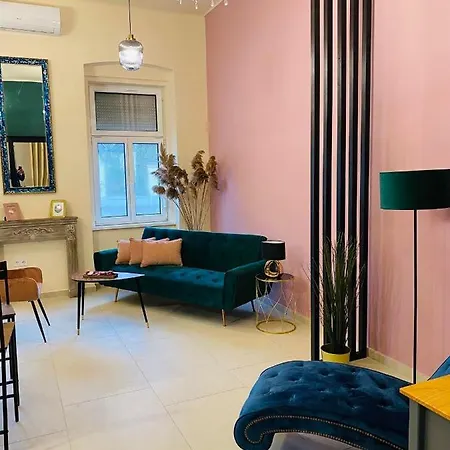 Delux Center -